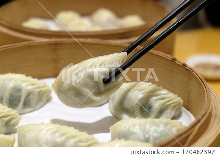 Chinese steamed dumpling in Bamboo Steamer Chinese steamed dumpling in Bamboo Steamer 120462397