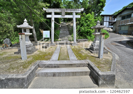 The besieged Bitchu Takamatsu Castle and the remains of Hideyoshi's main camp and the remains of the Kaerugahana embankment 120462597