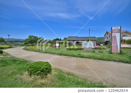 The besieged Bitchu Takamatsu Castle and the remains of Hideyoshi's main camp and the remains of the Kaerugahana embankment 120462654