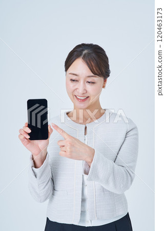 操作智能手機的婦女 操作智能手機的婦女 120463173