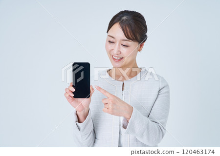 操作智能手機的婦女 操作智能手機的婦女 120463174