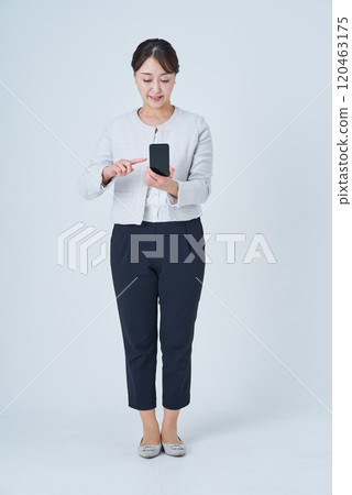 操作智能手機的婦女 120463175