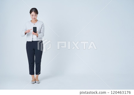 操作智能手機的婦女 120463176
