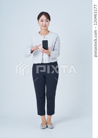 操作智能手機的婦女 操作智能手機的婦女 120463177