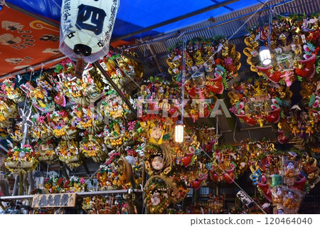 Scenery of Hanazono Shrine during Tori-no-ichi festival in Tokyo Scenery of Hanazono Shrine during Tori-no-ichi festival in Tokyo 120464040