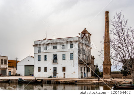 Old farmhouse in the Albufera nature reserve in Valencia 120464462