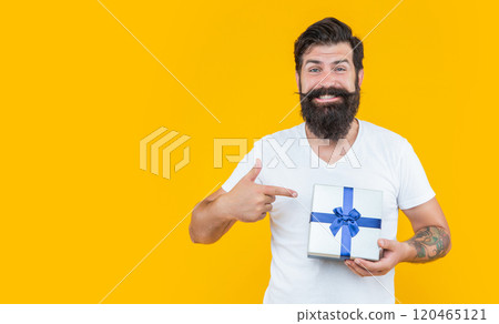 bearded man go shopping for birthday, point finger. man in studio with birthday gift. shopping 120465121