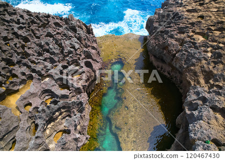 A cliff broken by the wave of the ocean. Natural azure bathing pool in the middle of the rock. A popular tourist spot on the island of Nusa Penida in Indonesia. 120467430