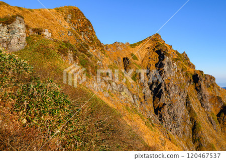 秋天從谷川山/西九郎嶺看到的山峰和町澤的壯麗景色 120467537