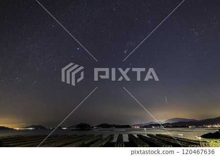 瀨戶內、獵戶座和冬季銀河的春季星景 120467636