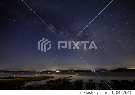 春天的瀨戶內星空,夏天的銀河在天空中升起,排列著牡蠣架 春天的瀨戶內星空,夏天的銀河在天空中升起,排列著牡蠣架 120467641