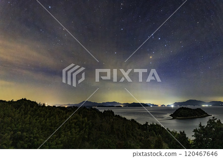 瀨戶內早春的星空,銀河在美麗的島嶼上空升起 瀨戶內早春的星空,銀河在美麗的島嶼上空升起 120467646