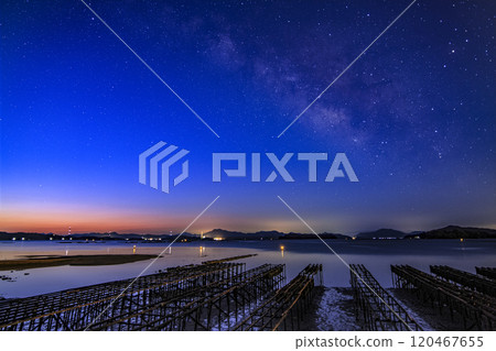 Spring starry scenery in Setouchi: The Milky Way rising in the twilight sky Spring starry scenery in Setouchi: The Milky Way rising in the twilight sky 120467655