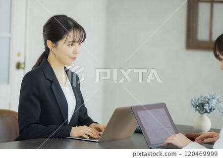 在辦公室工作的婦女 120469999