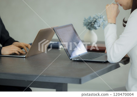 在辦公室工作的婦女 在辦公室工作的婦女 120470004