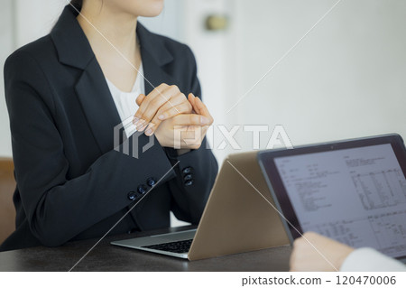 Woman working in the office Woman working in the office 120470006