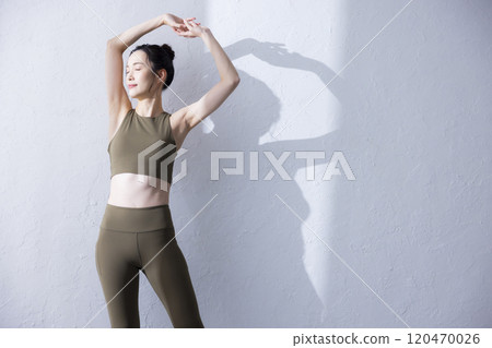 Woman in yoga wear 120470026