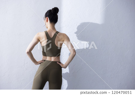 Woman in yoga wear 120470051