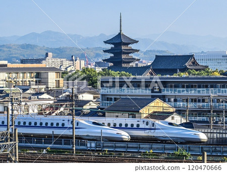 姊妹新幹線列車以東寺為背景行駛,從京都鐵道博物館欣賞壯麗的景色 姊妹新幹線列車以東寺為背景行駛,從京都鐵道博物館欣賞壯麗的景色 120470666