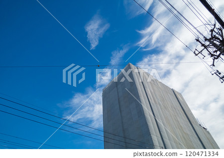 一棟正在興建中的公寓大樓,上面覆蓋著防護布 一棟正在興建中的公寓大樓,上面覆蓋著防護布 120471334