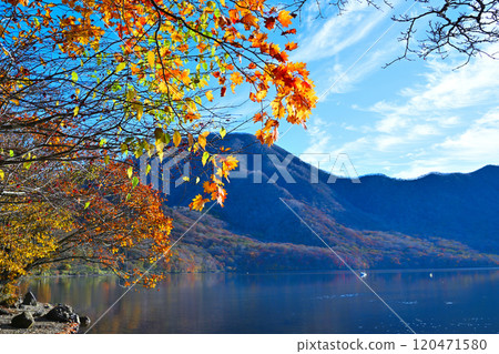 赤城大沼 從湖畔眺望的秋色景色 120471580