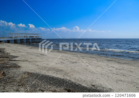 [Chiba City, Chiba Prefecture] Inage Beach and blue sky scenery 120471606