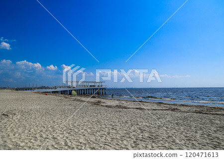 [千葉縣千葉市]稻毛海岸與藍天風景 120471613