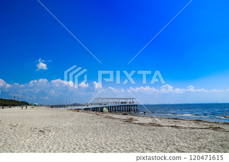 [千葉縣千葉市]稻毛海岸與藍天風景 120471615