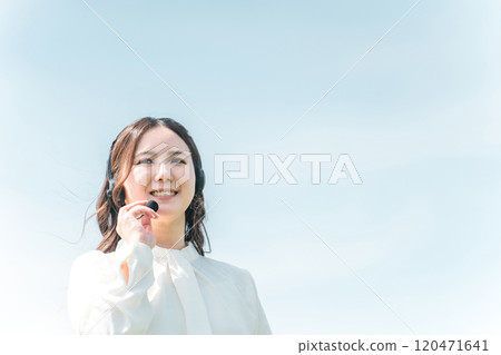 一位戴著耳機用於呼叫中心、接線員、遠端操作、遠端預約、用戶支援的女性 120471641