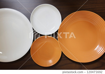 Dining table_Lots of plates 120471692