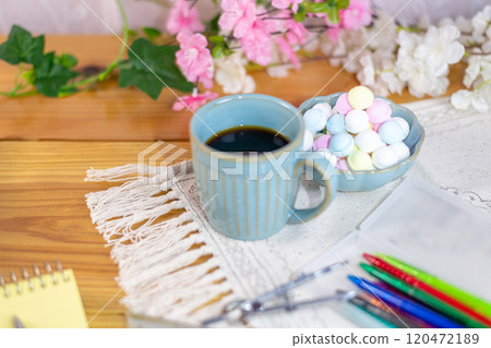 Ramune and coffee surrounded by study materials and reference books 120472189