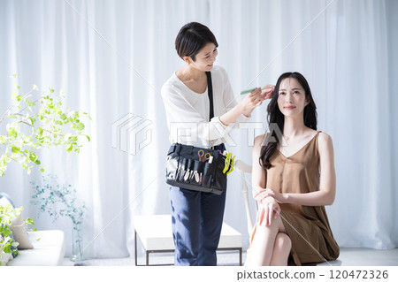 化妝師和模特兒準備髮型和化妝 120472326