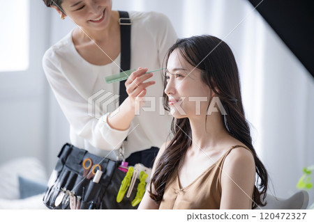 化妝師和模特兒準備髮型和化妝 120472327