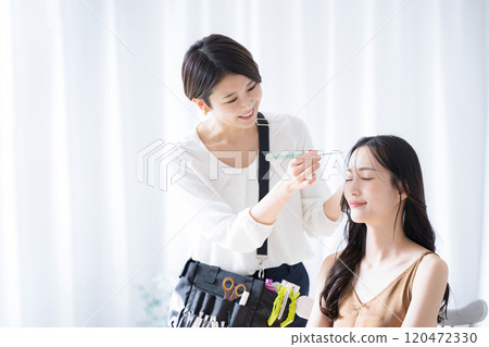 化妝師和模特兒準備髮型和化妝 120472330