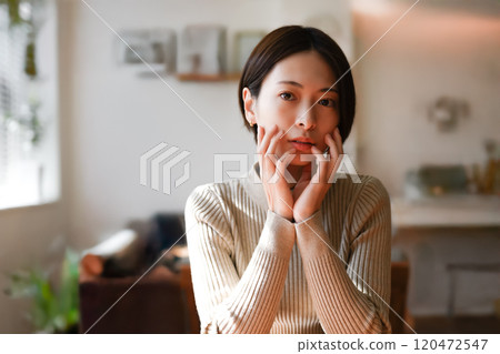 A woman touching his cheek 120472547