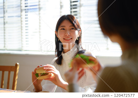女性與朋友的午餐時間 120472577