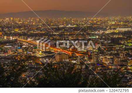 從額田山展望台看到的大阪夜景/黃昏的天空 從額田山展望台看到的大阪夜景/黃昏的天空 120472795