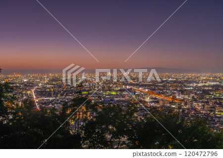 從額田山展望台看到的大阪夜景/黃昏的天空 120472796