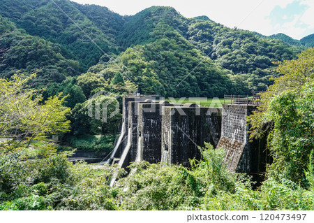 豐俊池堰（香川縣觀音寺市），其宏偉和風格讓人想起中世紀的歐洲城堡 120473497