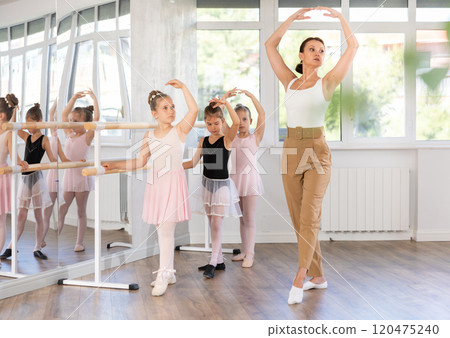 Female teacher shows choreography to group of girls 120475240