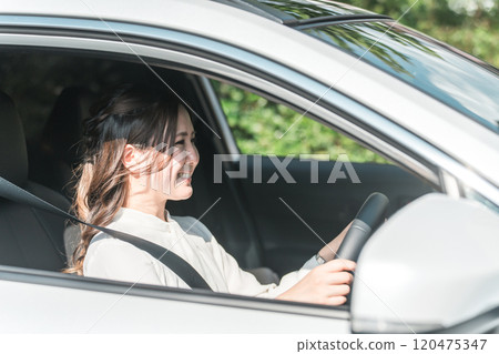 年輕的亞洲女性/女商人開車（汽車保險/車輛保險） 120475347
