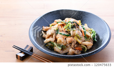 黑盤上的豬肉泡菜(木紋背景) 黑盤上的豬肉泡菜(木紋背景) 120475633
