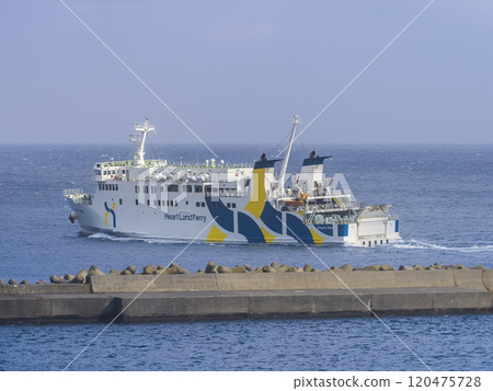 北海道禮文島渡輪離開卡夫卡港/禮文島，日本 120475728
