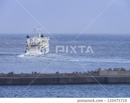 北海道禮文島渡輪離開卡夫卡港/禮文島,日本 北海道禮文島渡輪離開卡夫卡港/禮文島,日本 120475729