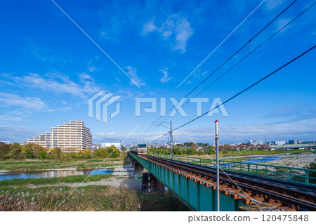 行駛在淺川鐵路橋上的八公線列車 120475848