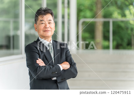 高級差距，活躍高級，再就業，再就業，高級，雙臂交叉，男人，商業，商人，第二 120475911