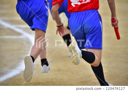 Sports day relay, junior high school students 120476127