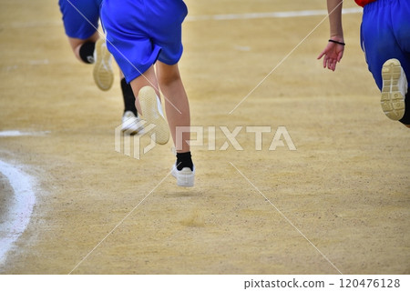 Sports day relay, junior high school students 120476128