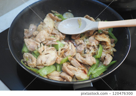 Chicken pieces fried in a cooking pan  120476300