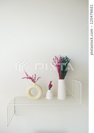 Stylish and Elegant Shelf Decor Featuring Colorful Dried Flowers Arranged in Minimalist Vases 120476681